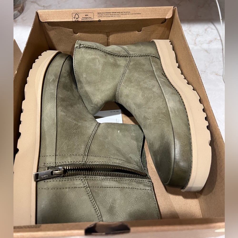 UGG Women leather green boots brand new
